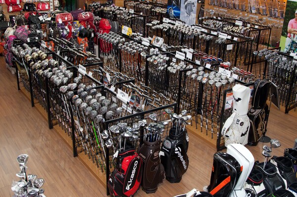 코로나19 특수가 끝난 후 골프숍은 한산한 가운데 인기 브랜드만 팔리는 분위기이다. 사진_류시환
